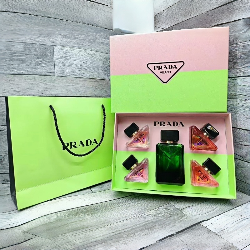 Prada Luxurious Five-Piece Set! Contents: 100ml + 4 *30ml